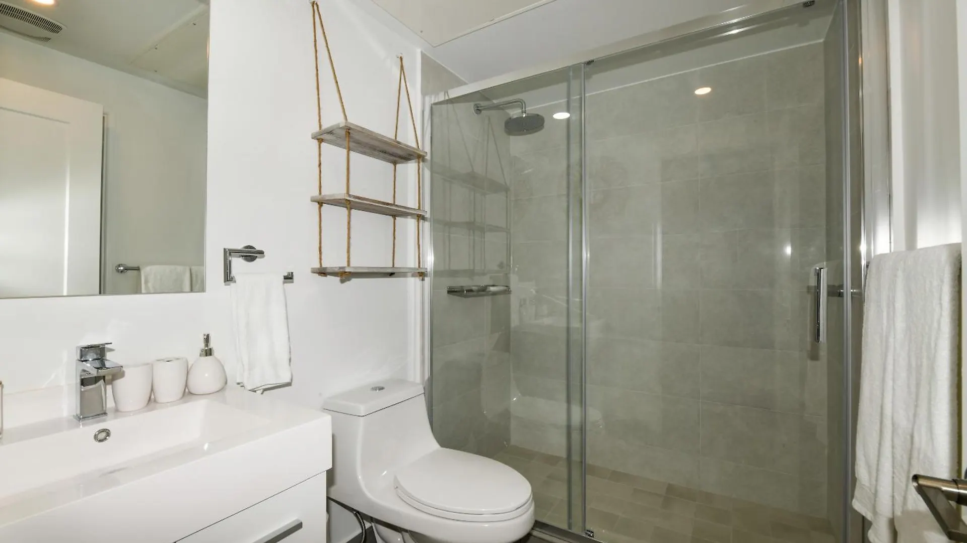 Stunnig Ocean View 2 Bedroom, 2 Bath With Infinity Pool 0*, 오란제스타트