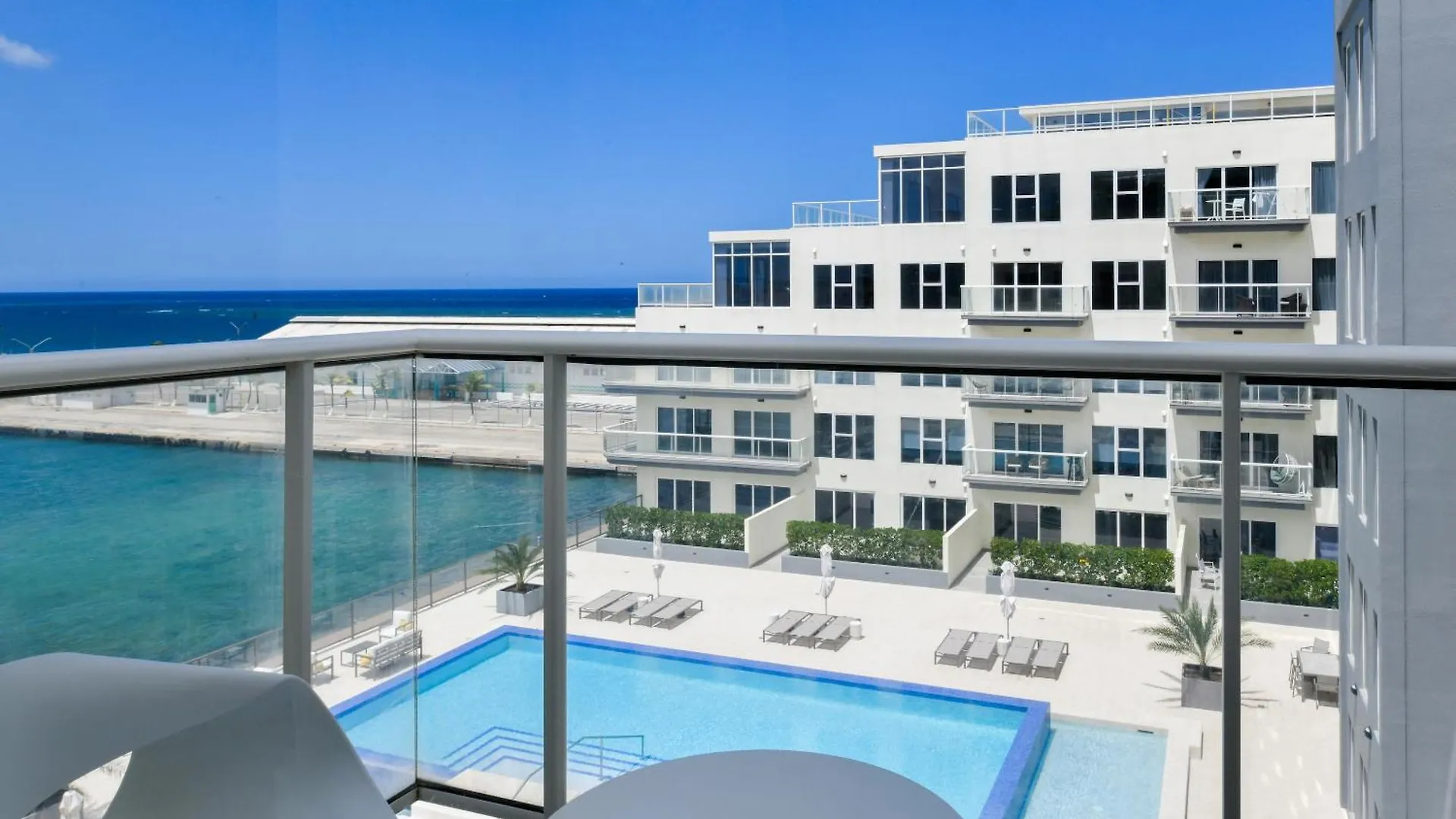 Stunnig Ocean View 2 Bedroom, 2 Bath With Infinity Pool 0*, 오란제스타트